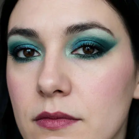 Woman wearing an eye makeup look rendered on her own selfie by BeautySpark