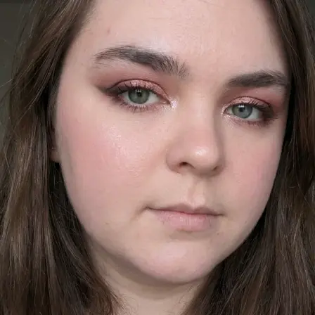 Woman wearing an eye makeup look rendered on her own selfie by BeautySpark