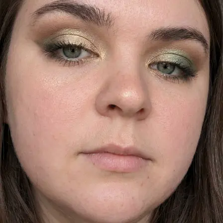 Woman wearing an eye makeup look rendered on her own selfie by BeautySpark