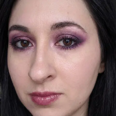 Woman wearing an eye makeup look rendered on her own selfie by BeautySpark
