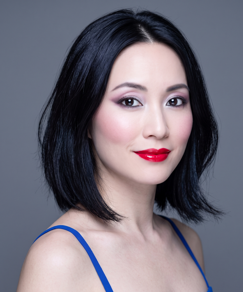Bright Winter beach eye with a bright cool-pink lid, sharp cool clear-plum in the outer corner, and a bright crystal point pressed into the inner corner and onto the nose bridge for maximum light-catch
