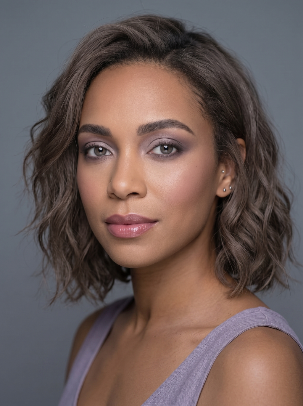 Soft Summer beach eye with a grayed-mauve set base and a soft grayed-plum smoke diffused into the outer corner and lower lash line until every edge disappears