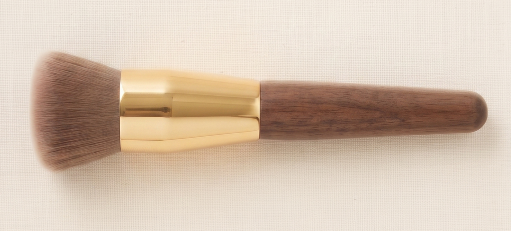 Dense, flat-top kabuki brush for buffing liquid or cream foundation
