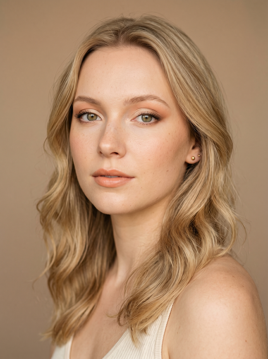 Minimalist warm smoky eye in champagne-gold and caramel on Light Spring coloring
