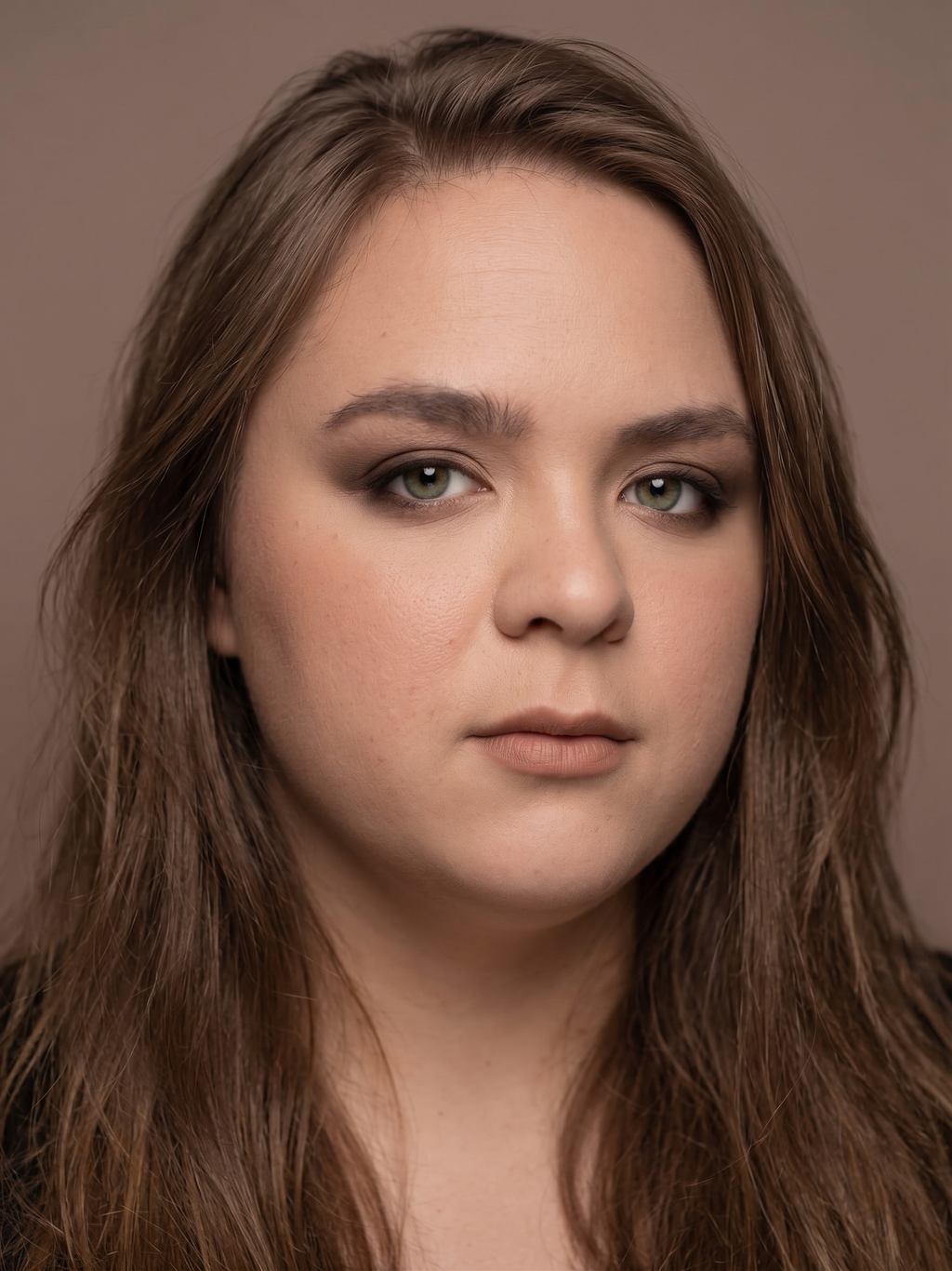 Soft Autumn matte mushroom smoky eye with muted mushroom-brown across the lid, warm taupe blended through the crease, dark brown built into the outer corner and lash lines, and matte warm beige at the inner corner