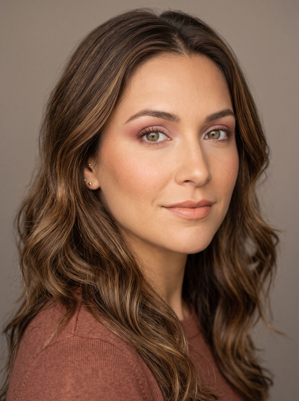 Soft Autumn rosy daytime eye with a dusty rose wash across the lid, rosy brown softening the crease, terracotta warming the outer corner, and warm cream brightening the inner corner